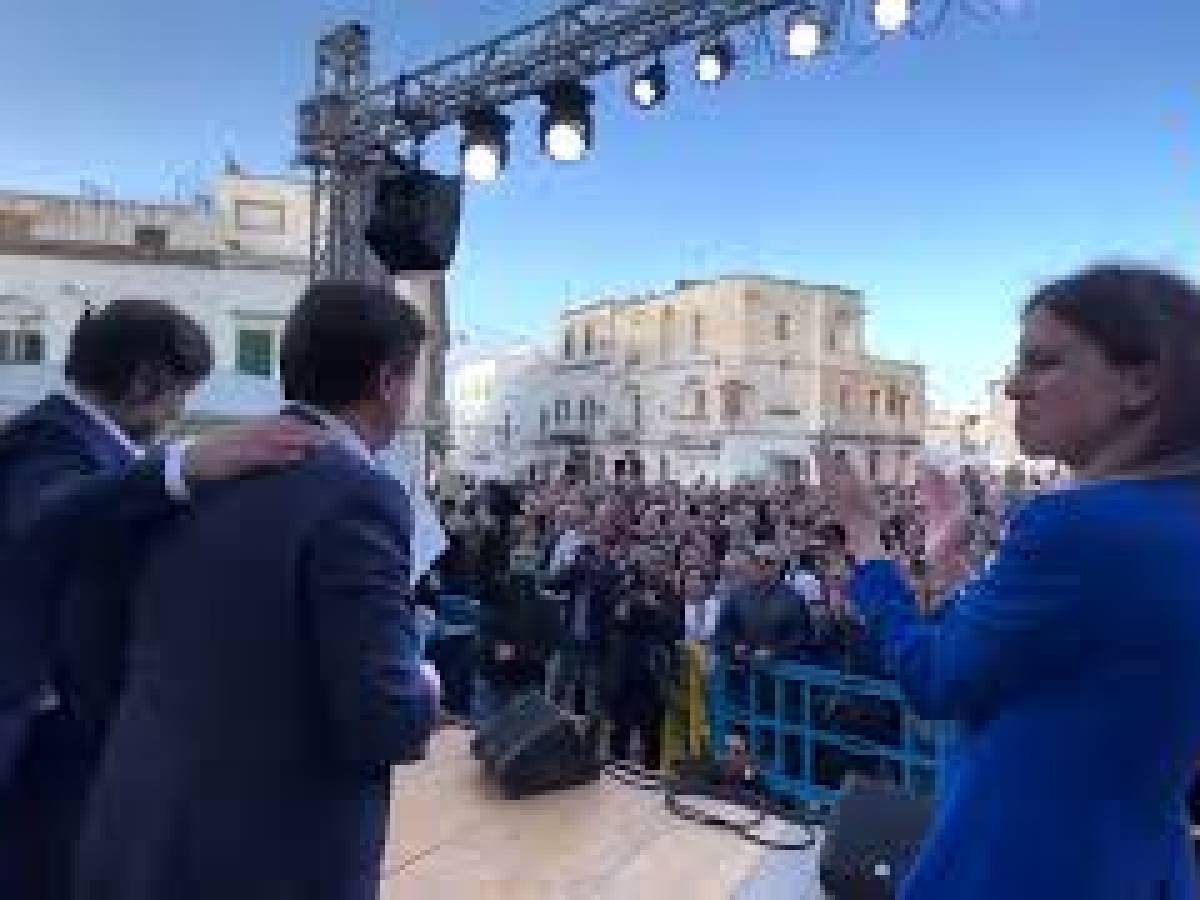 VIDEO Conte acclamato a Ostuni, l'applauso