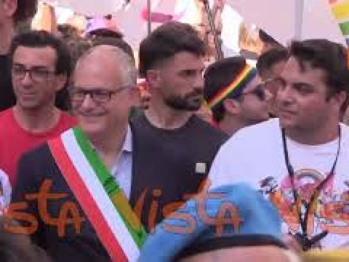 VIDEO: Il Sindaco Gualtieri Alla Testa Della Parata Del Roma Pride, Tra ...