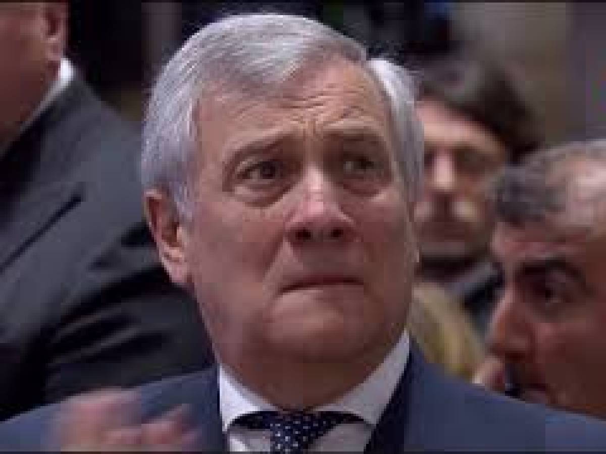 VIDEO: Tajani con gli occhi lucidi al funerale di Silvio Berlusconi ...