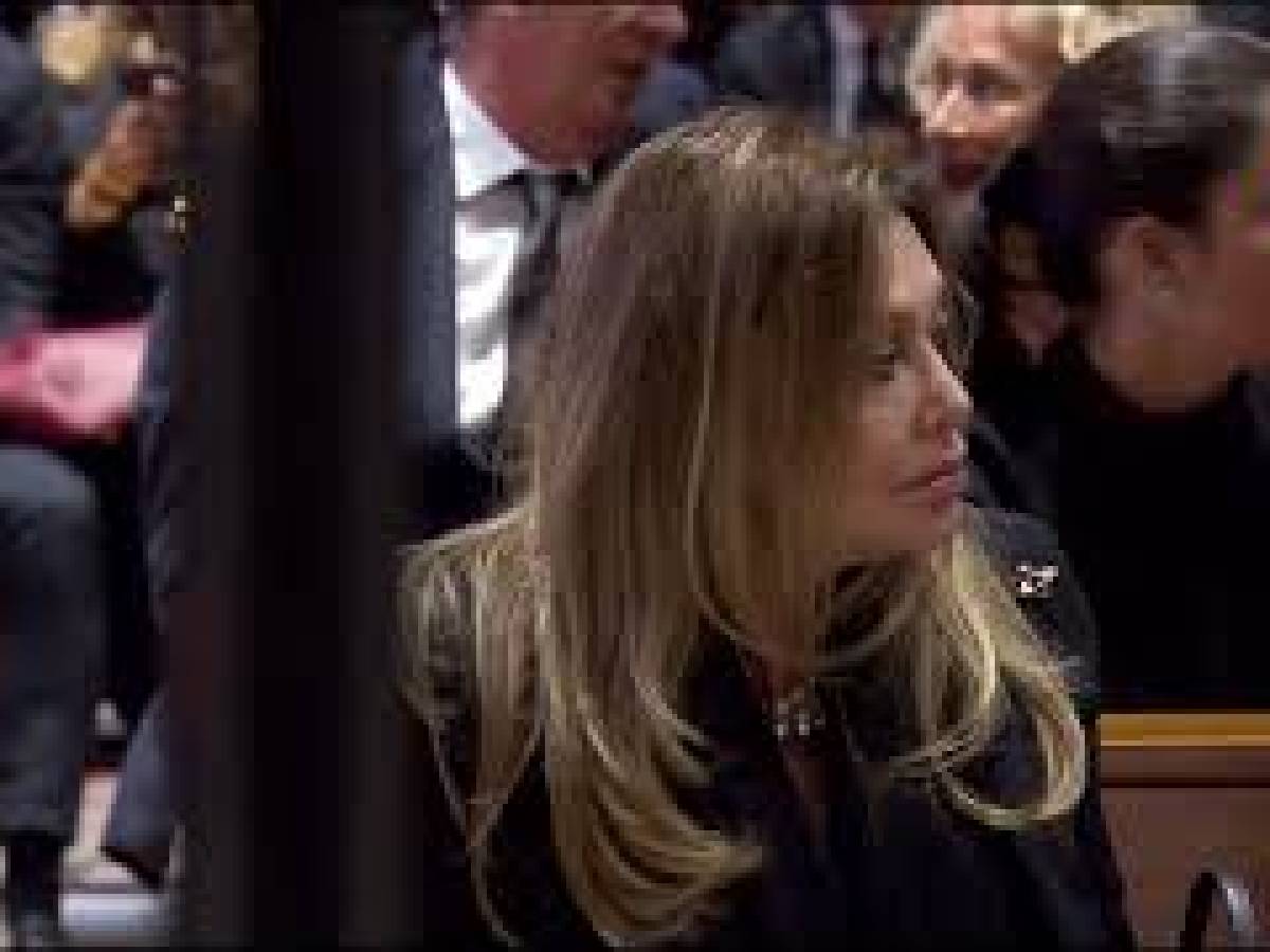 Veronica Lario al funerale di Silvio Berlusconi, siede in seconda fila