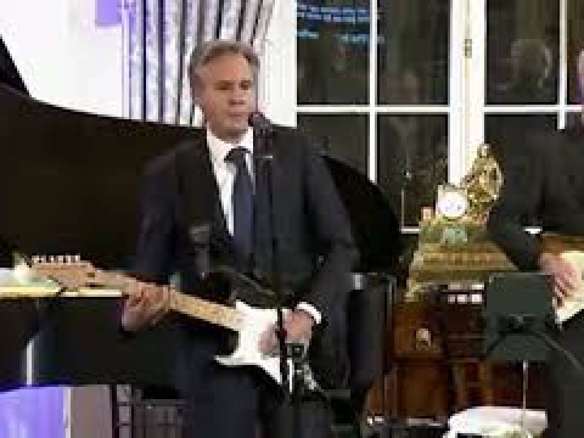 VIDEO Blinken suona la chitarra e canta a un'iniziativa di diplomazia