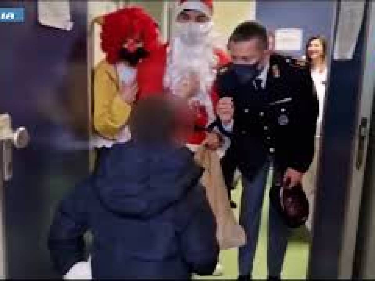 VIDEO: La Polizia Di Stato E Babbo Natale Consegnano Doni Ai Piccoli ...