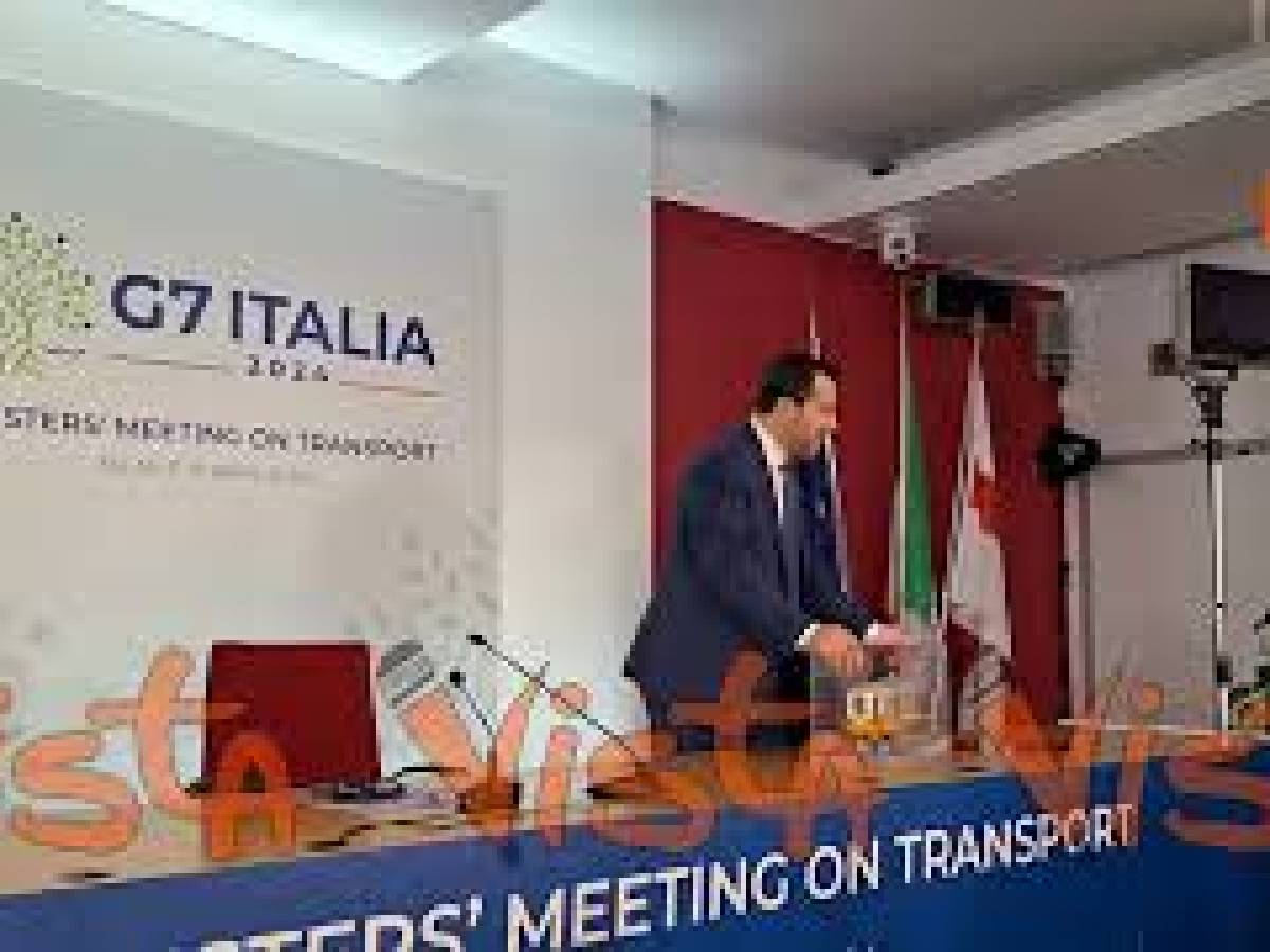 Video: Salvini Con Il Tram Atm Milano Lego Dato Alle Delegazioni: 