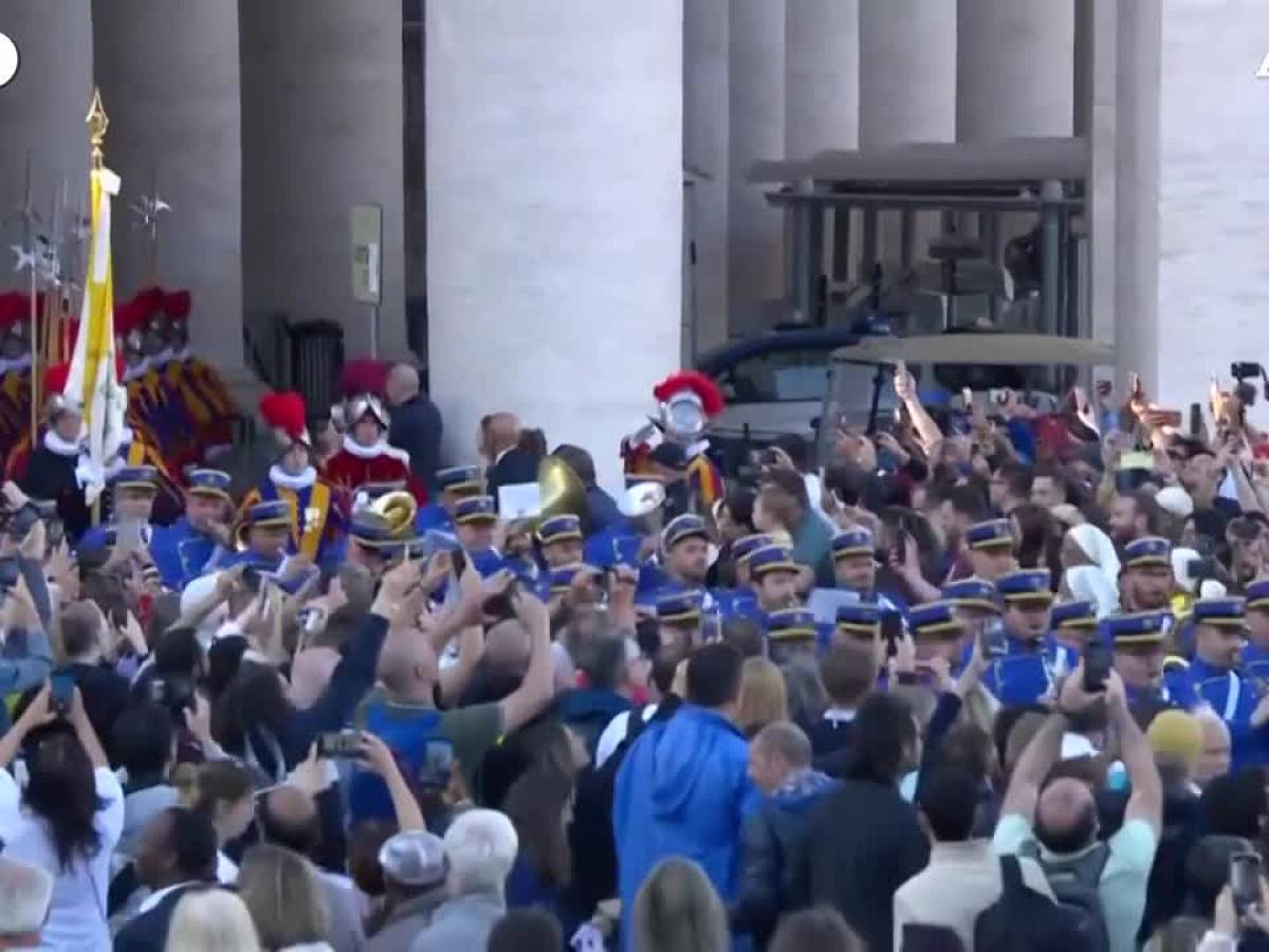 Le Guardie Svizzere Del Vaticano VIDEO: Le guardie svizzere e banda vaticana entrano a San Pietro - il