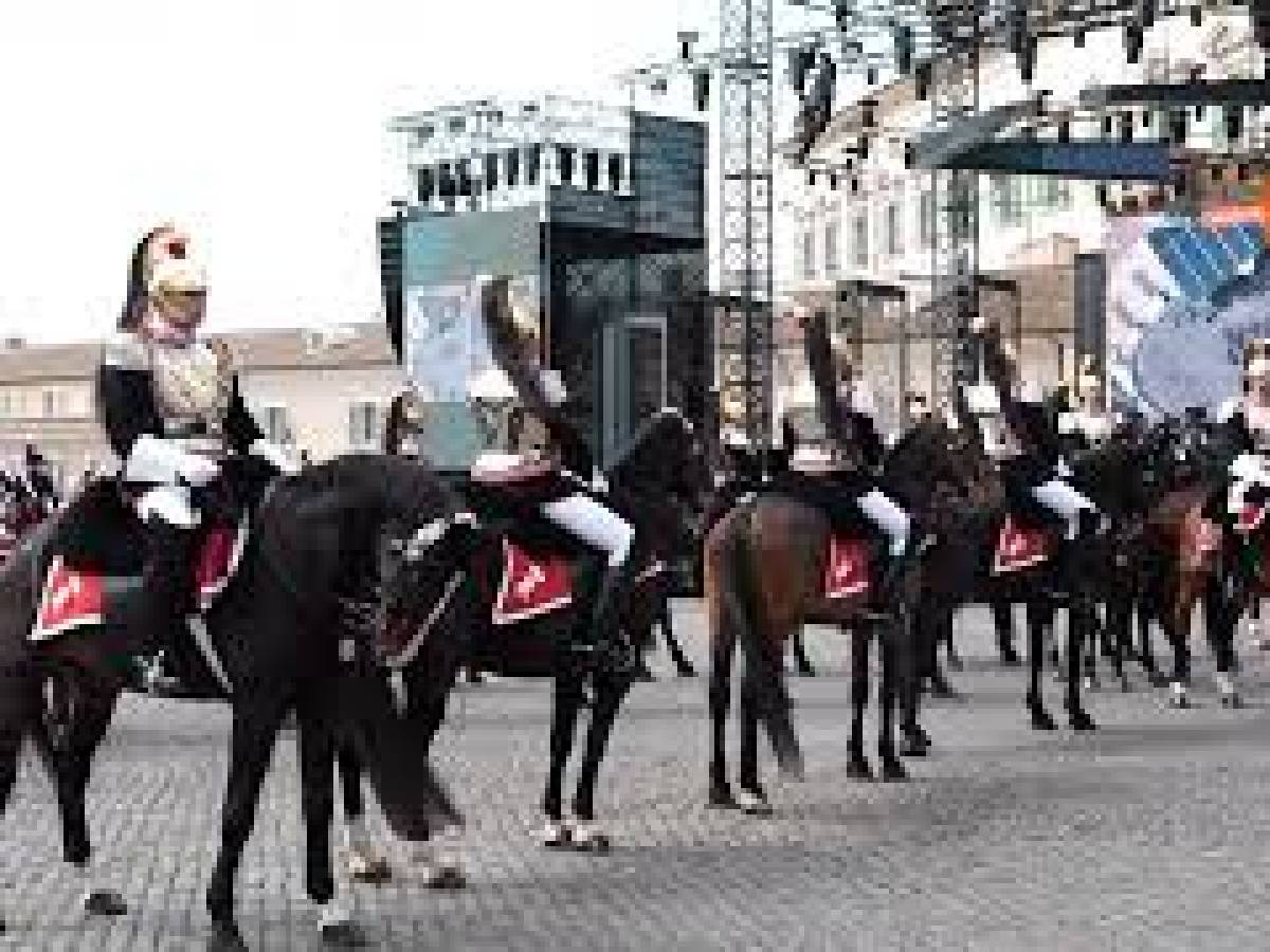 video-carabinieri-a-cavallo-formano-la-scritta-r-80-al-cambio-della