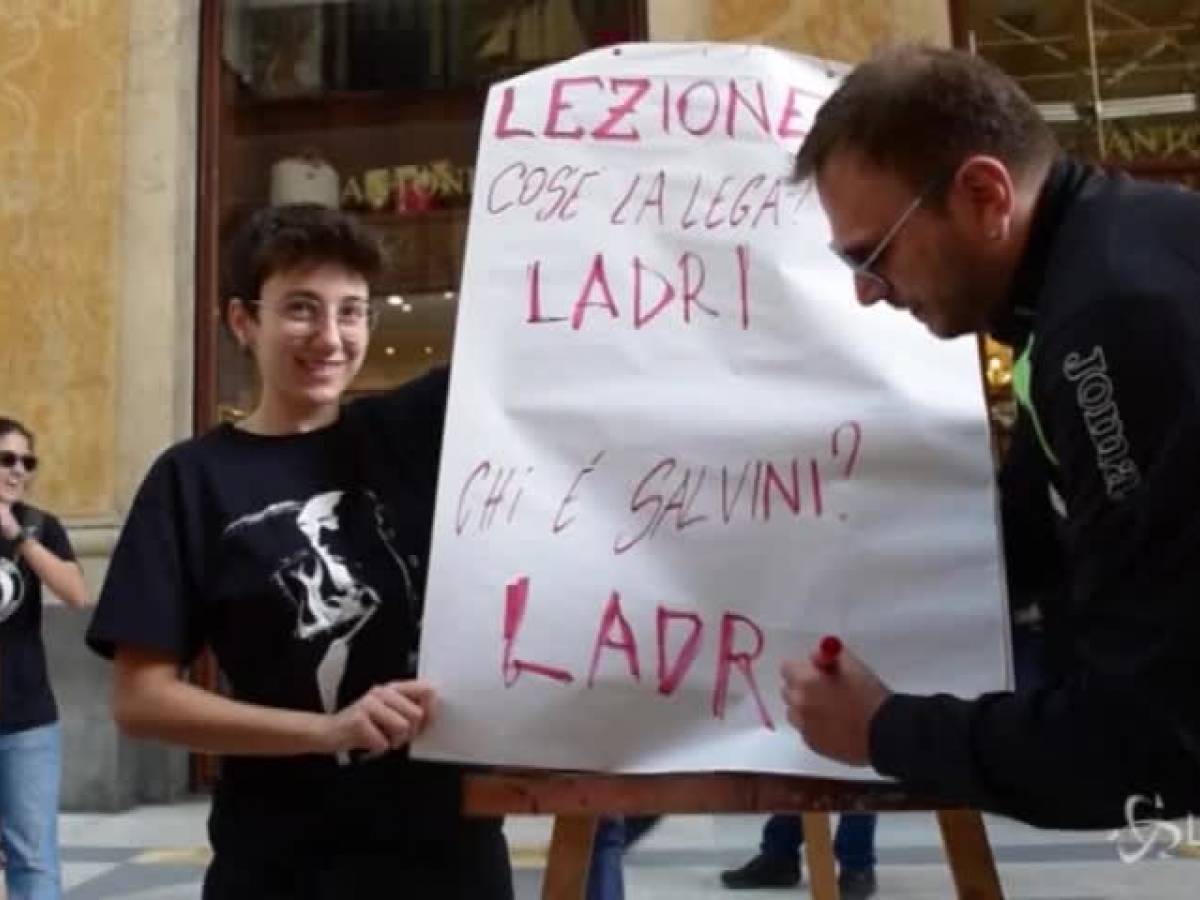 Video Napoli Flash Mob Contro Salvini Ferito Un Quindicenne Ilgiornaleit 0005