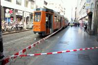 Anziano finisce sotto un tram