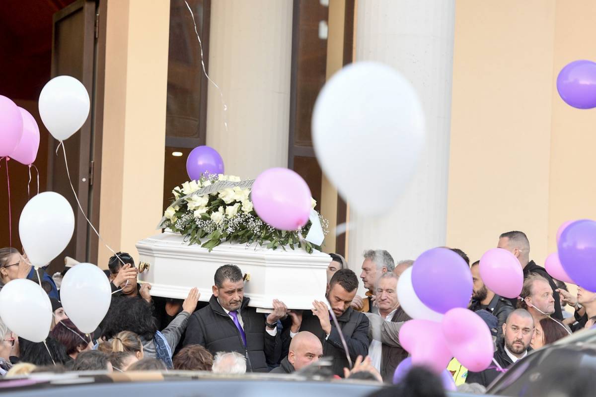 Politici in fuga (tranne uno) dai funerali di Desirée