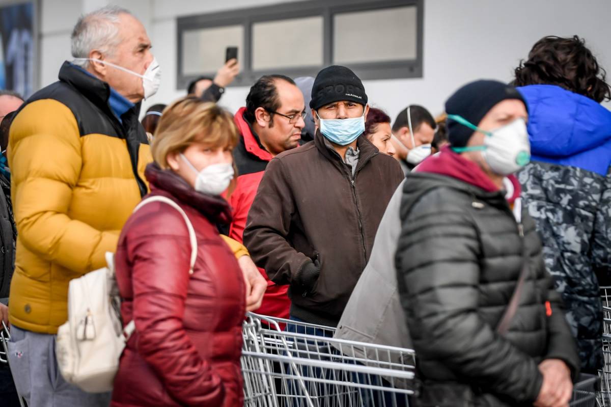 La confusione sui supermercati scatena la psicosi: tutti in coda