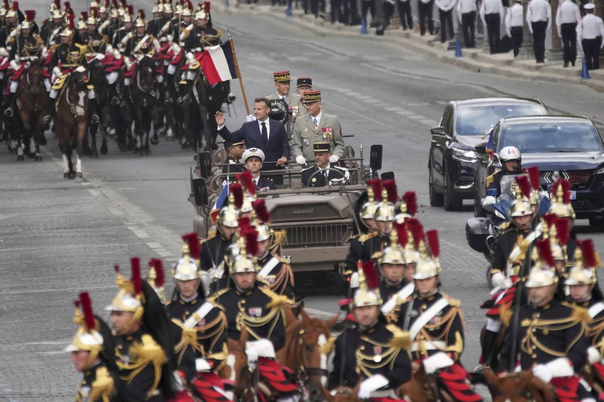 La Francia applaude Zelensky. Anche Mattarella alla parata per il 14 luglio