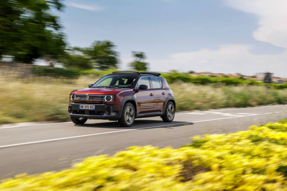 Prova su strada della Renault 4 E-Tech Plein Sud