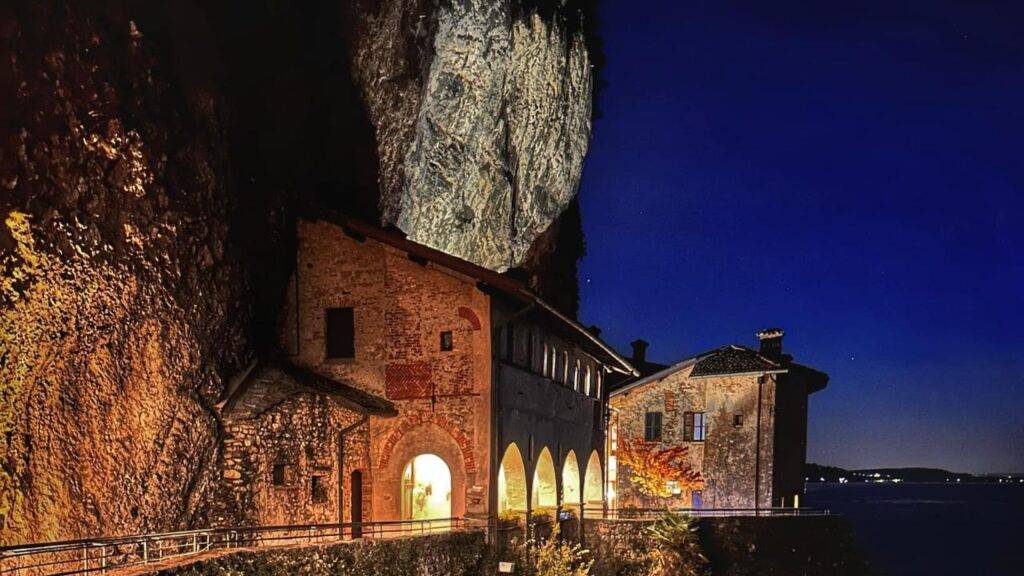 https://img.ilgcdn.com/sites/default/files/styles/xl/public/filefield_paths/7474_Eremo_Santa_Caterina_del_Sasso_notte-1024x576.jpg?_=1784779314