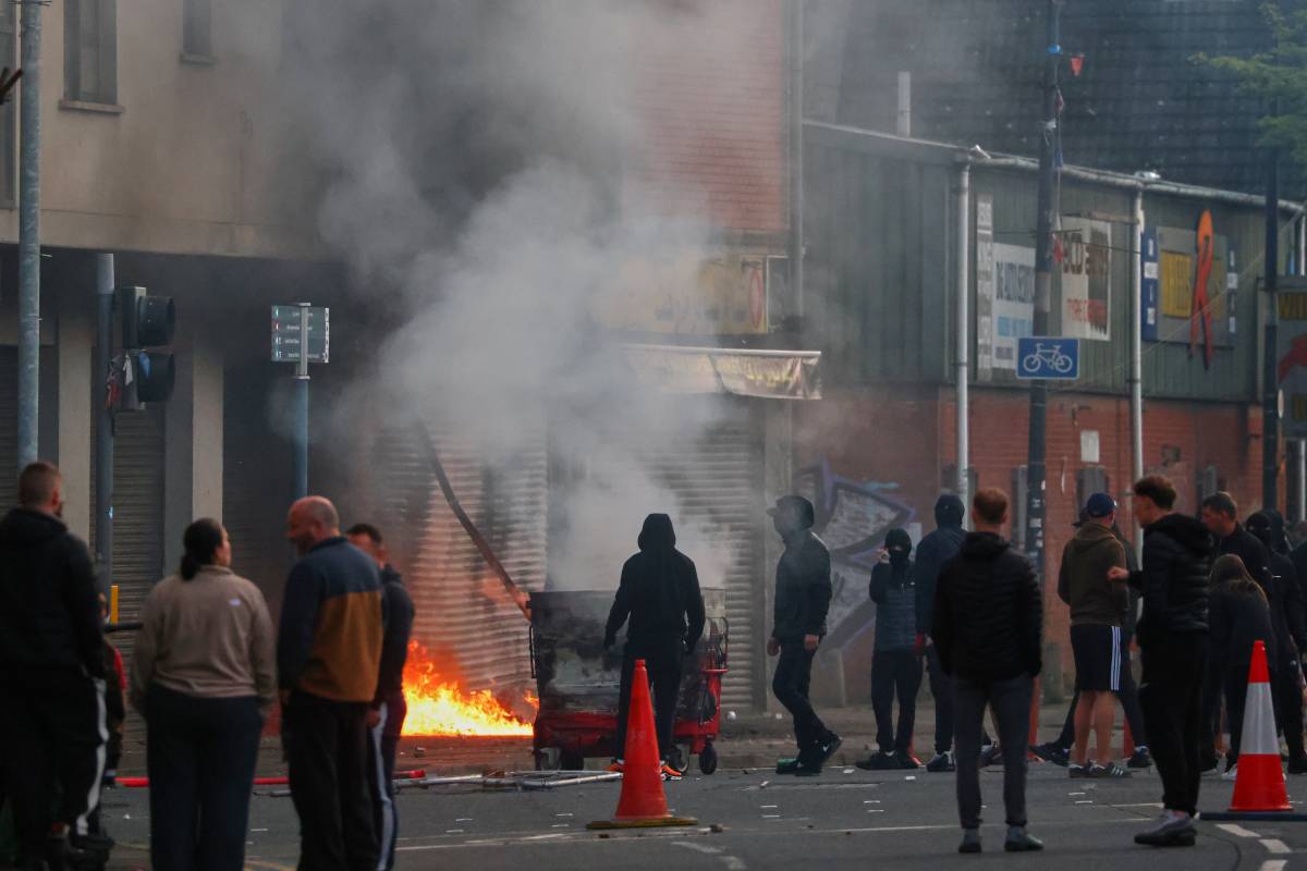 Belfast, scoppia la protesta anti-immigrati