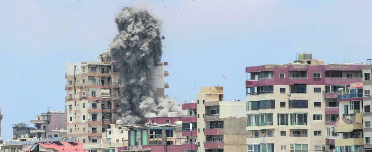 L'Idf bombarda il Libano: 30 morti. Teheran abbatte un elico