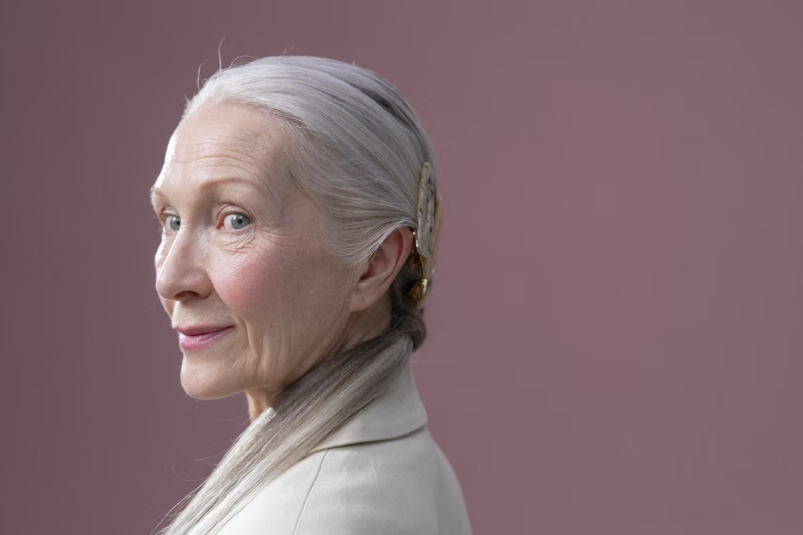 Capelli raccolti, i look che valorizzano i capelli bianchi e donano luce al viso
