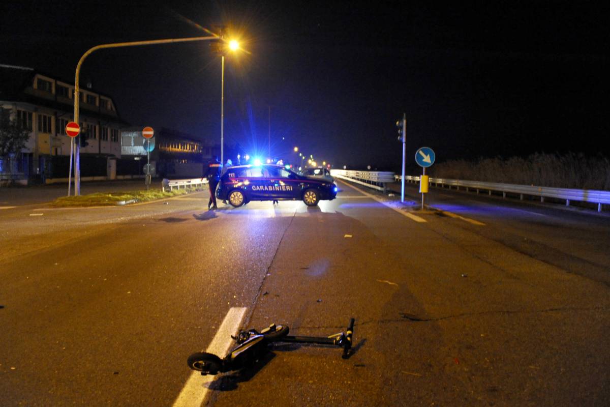 Tragedia a Milano, auto investe due ragazzi in monopattino: 