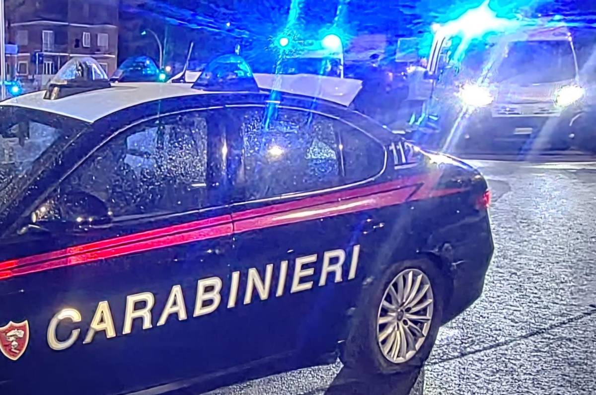Uccide il fratello e ferisce la moglie a colpi di pistola, poi si costituisce. La donna è gravissima