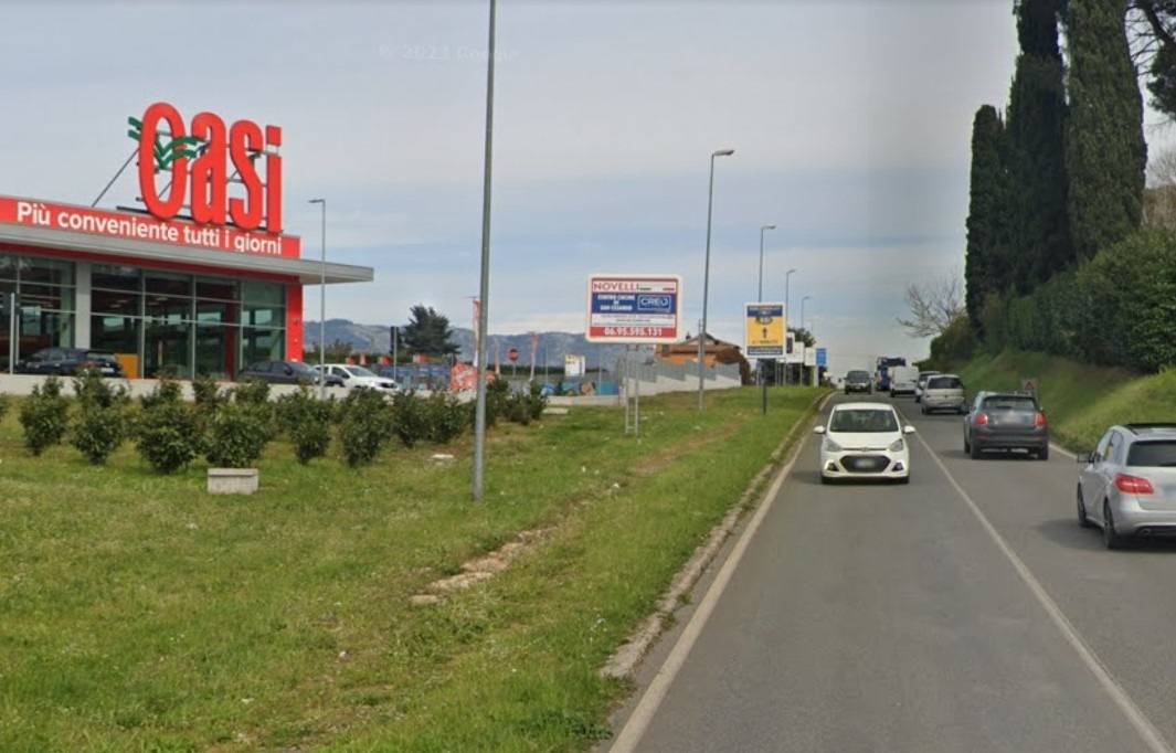 La truffa a un'anziana, poi la fuga e l'incidente: una ragazza è in coma