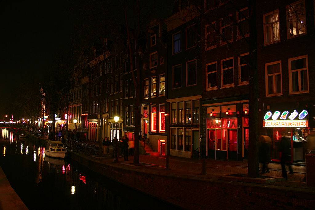 Amsterdam chiude il quartiere a luci rosse? ​Ecco il piano della città