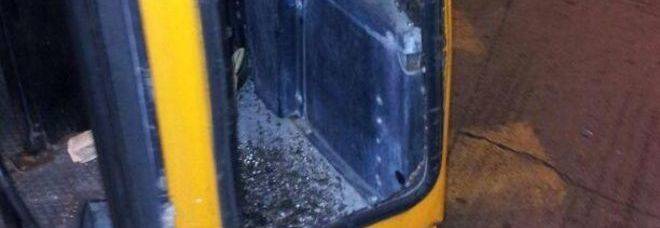 Baby gang prende a calci l’autobus e manda in frantumi il vetro della porta