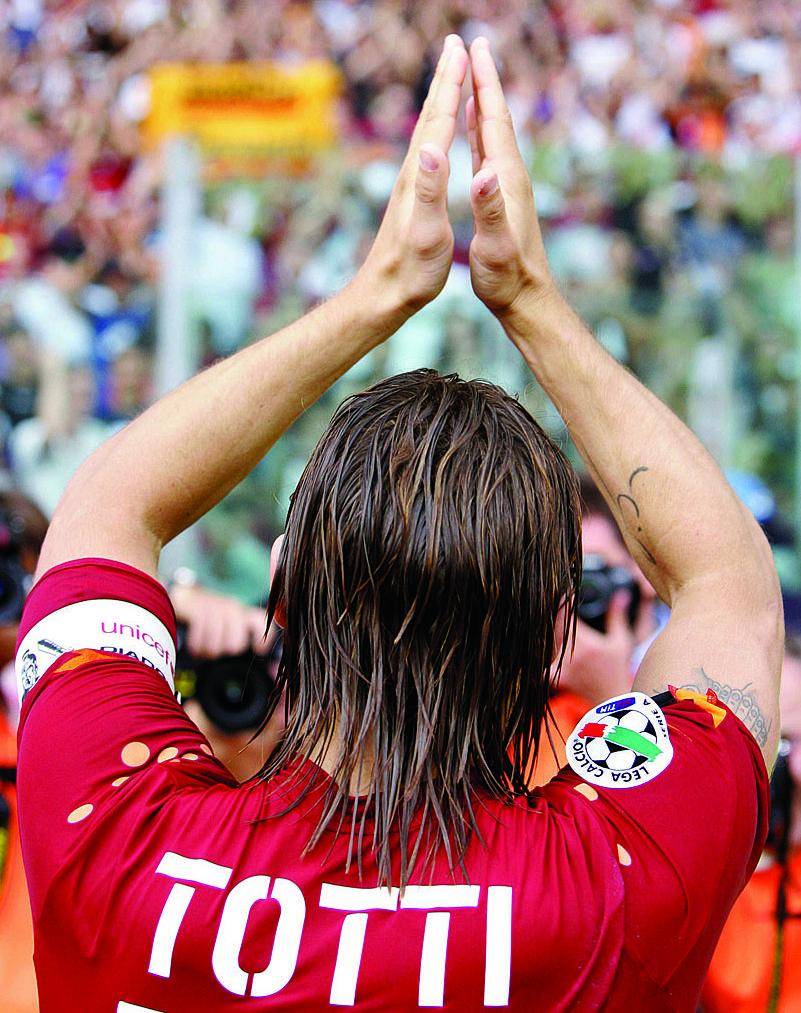 Il giro di campo di Totti, il sollievo della Lazio