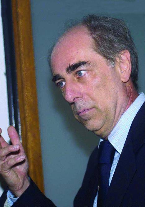 Isola si difende attaccando il teste