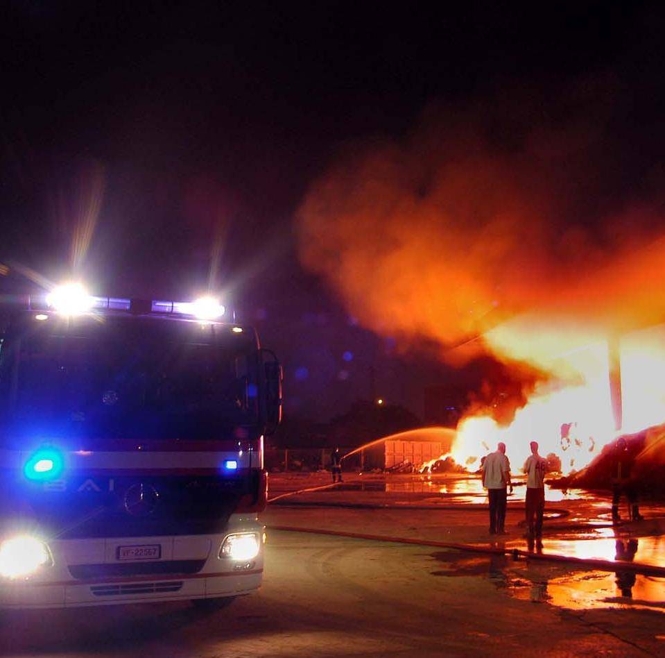 Cartiera a fuoco Un milione di danni