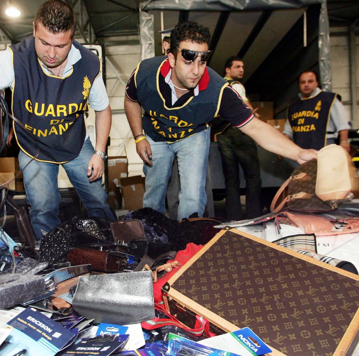 Bruciati 10 milioni di merce taroccata