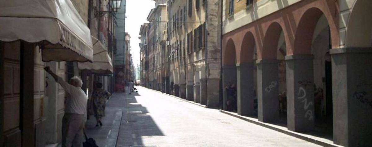Baraonda sotto i portici di Chiavari