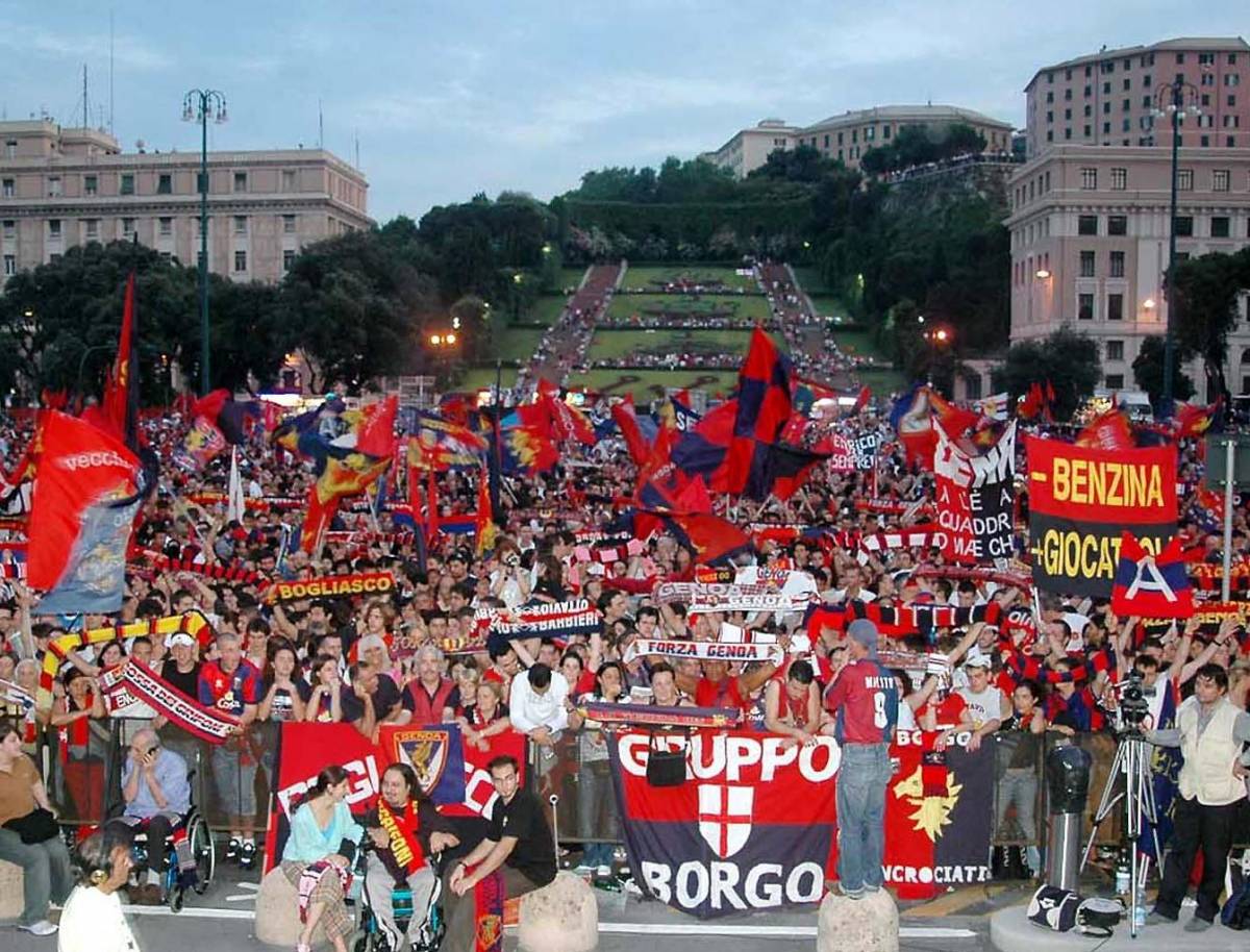 Genoa, arringa dei tifosi in piazza: «Chi non salta è un magistrato»