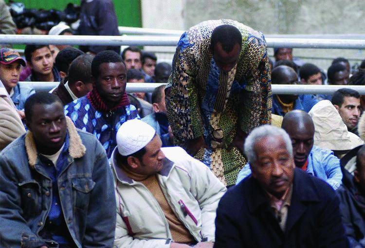 Un  marocchino clandestino  tenta di stuprare una turista