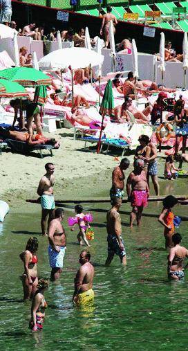 Scatta «tolleranza zero» per i surf che passano troppo vicini alla spiaggia