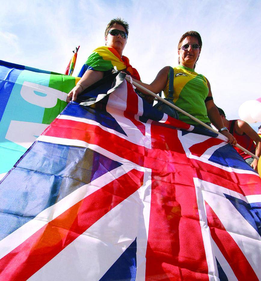 Orgoglio gay: tra tanti colori quelli della bandiera britannica
