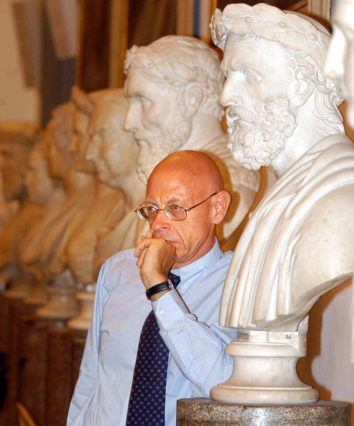 Vigilante ucciso da rapinatore mentre ritira diecimila euro