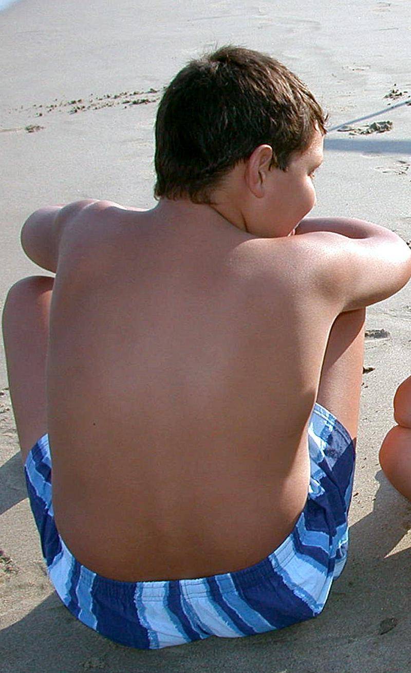 Ingoia un sasso in spiaggia, operato d’urgenza