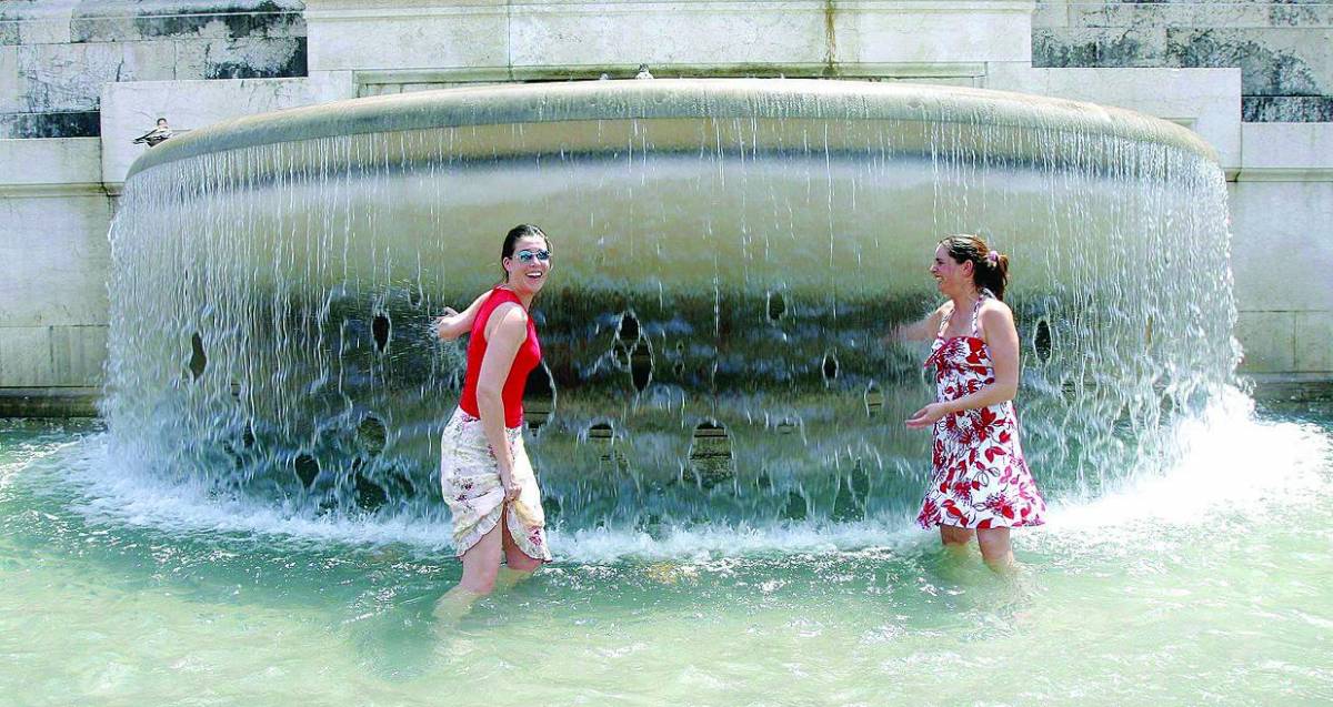 I turisti danno l’assalto alle fontane