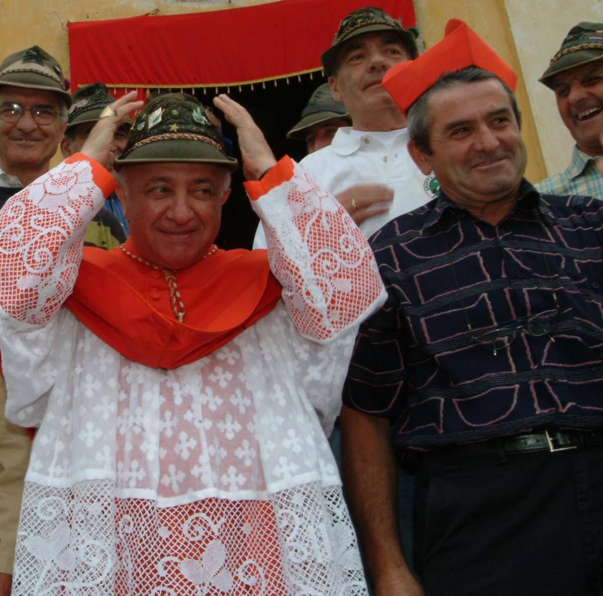Il cardinale sfoggia il cappello degli alpini
