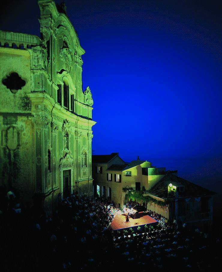Pianoforte giovane di scena a Cervo
