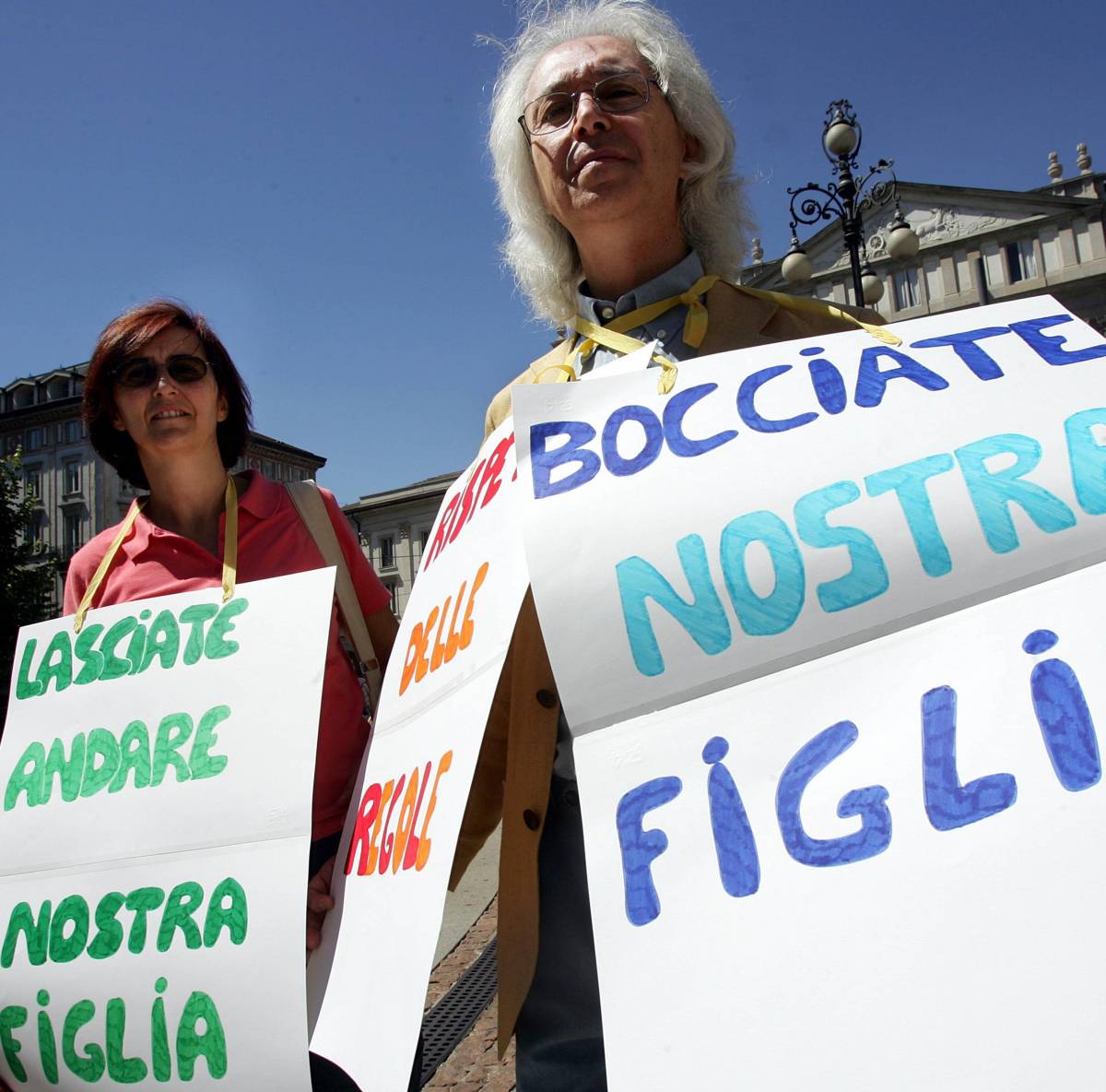 In piazza per far bocciare la figlia