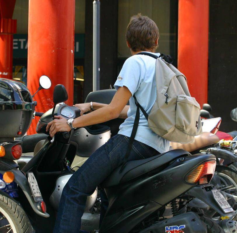 Chi viaggia senza casco dice addio allo scooter