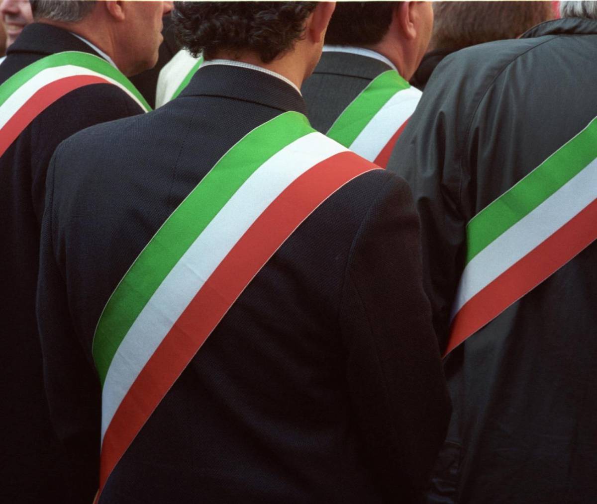Il Comune si divide e moltiplica gli stipendi