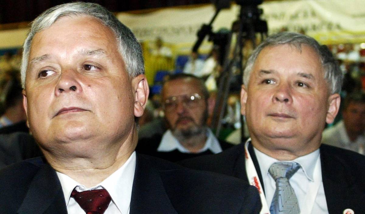 L’ex imperatore fugge via e dà la colpa ai giornalisti