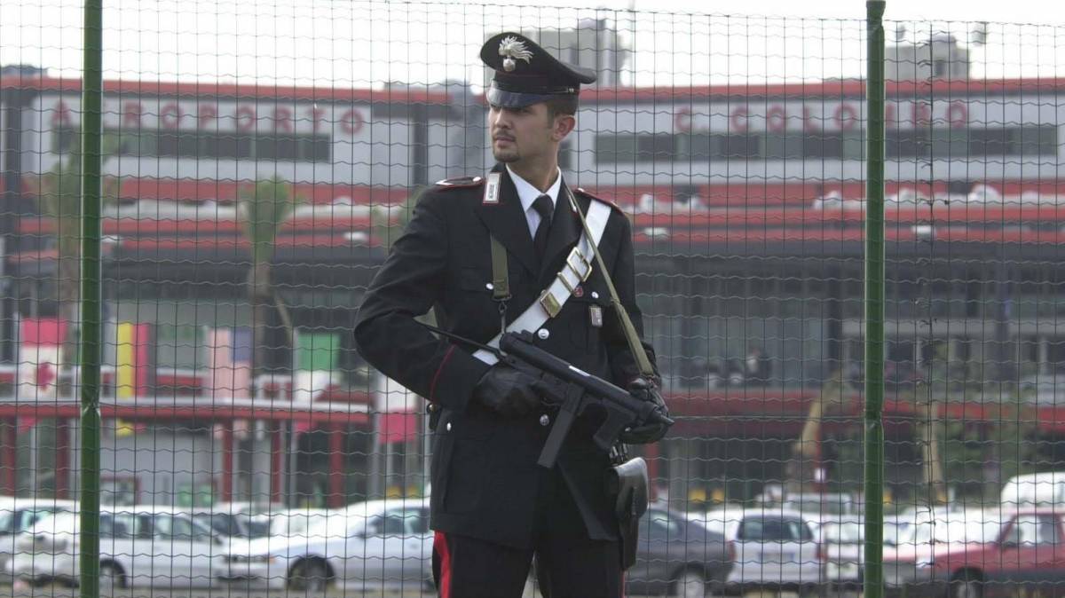 I carabinieri viaggiano in autobus per dare consigli