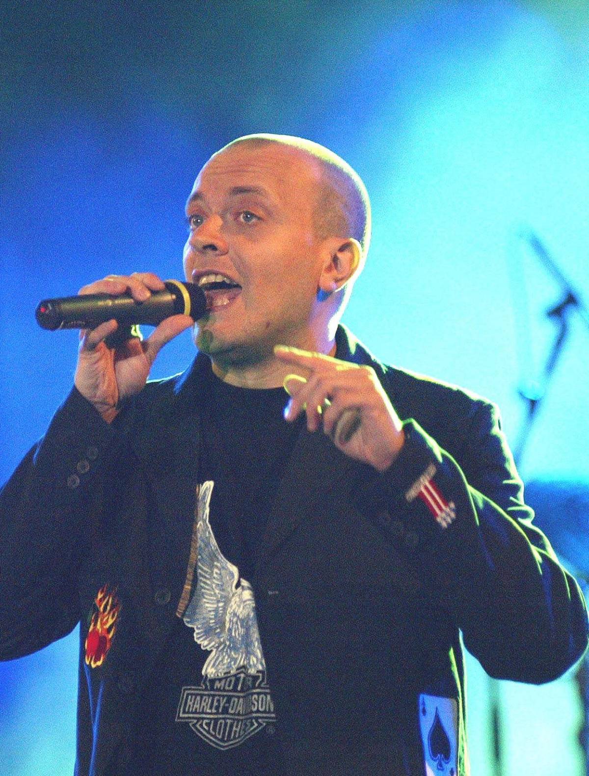 Max Pezzali sale sul palco e racconta la sua Genova