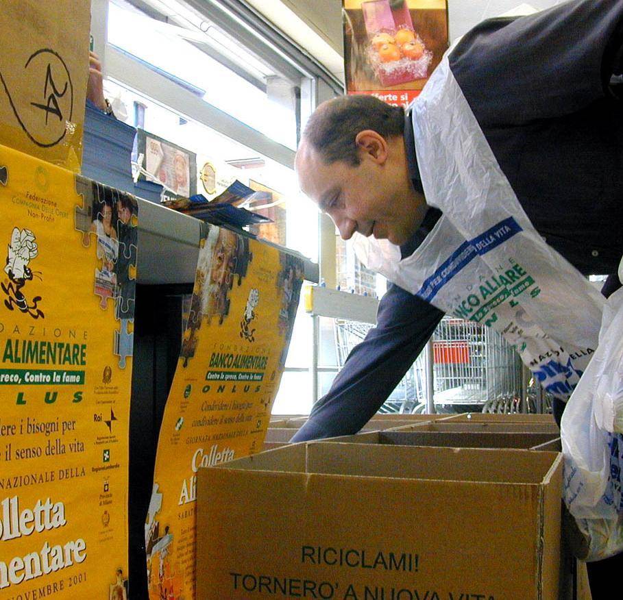 Nel carrello al supermercato anche la spesa di solidarietà