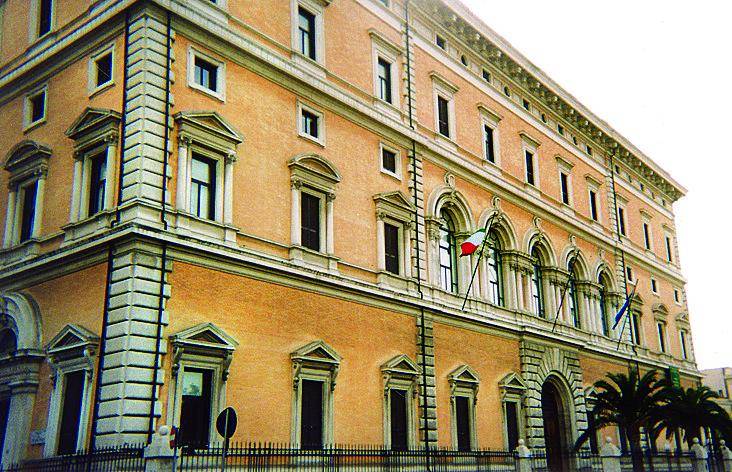 Aggrediti e rapinati da tre marocchini con accetta