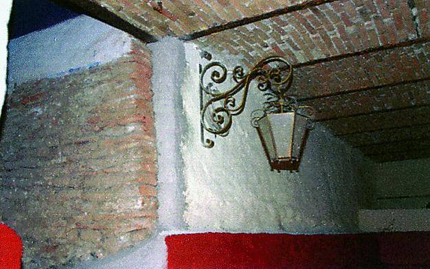 Nello storico palazzo Lomellini i volumi fanno il brindisi con il vino