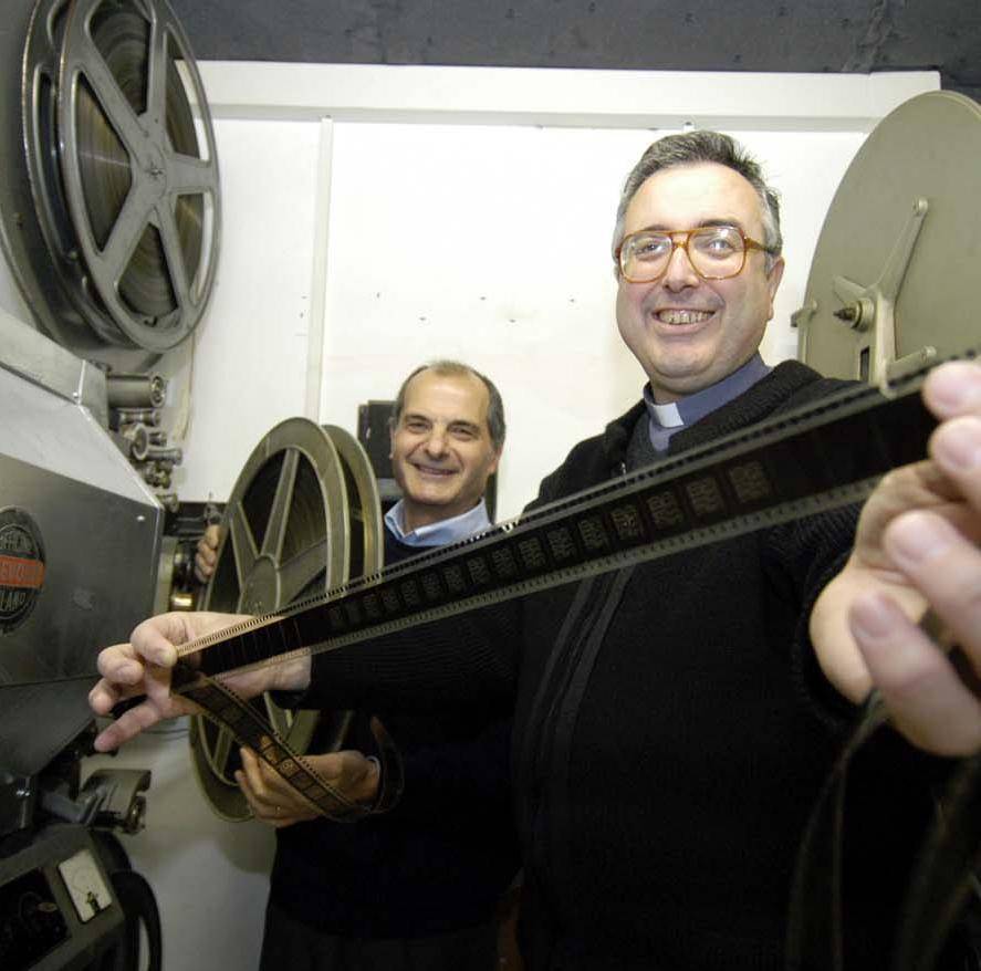 Rifugiati di via Lecco in Centrale «Vogliamo andare in viale Piceno»