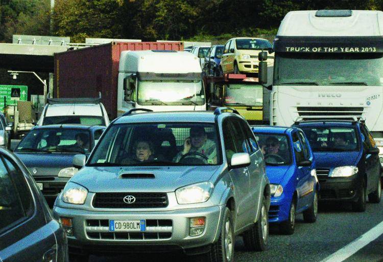 Trasporti in pieno caos per le raffiche di vento