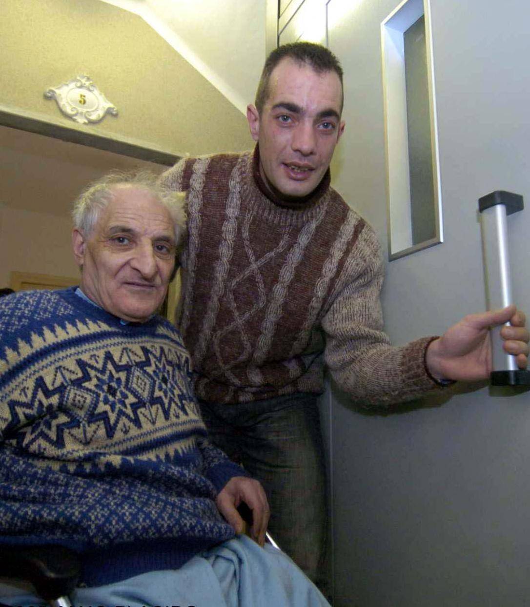 Non ha pagato le bollette e gli sequestrano la pensione